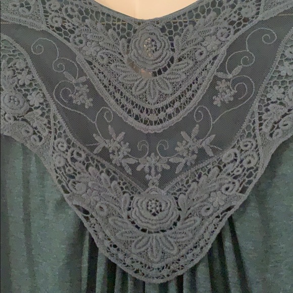 Sleeveless top - Picture 2 of 3